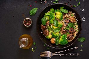 Insalata cereali, funghi e broccoli